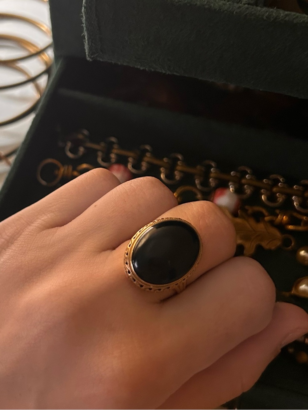 Antique 10k (stamped) yellow gold and onyx stone ring - adjustable - Picture 2 of 9